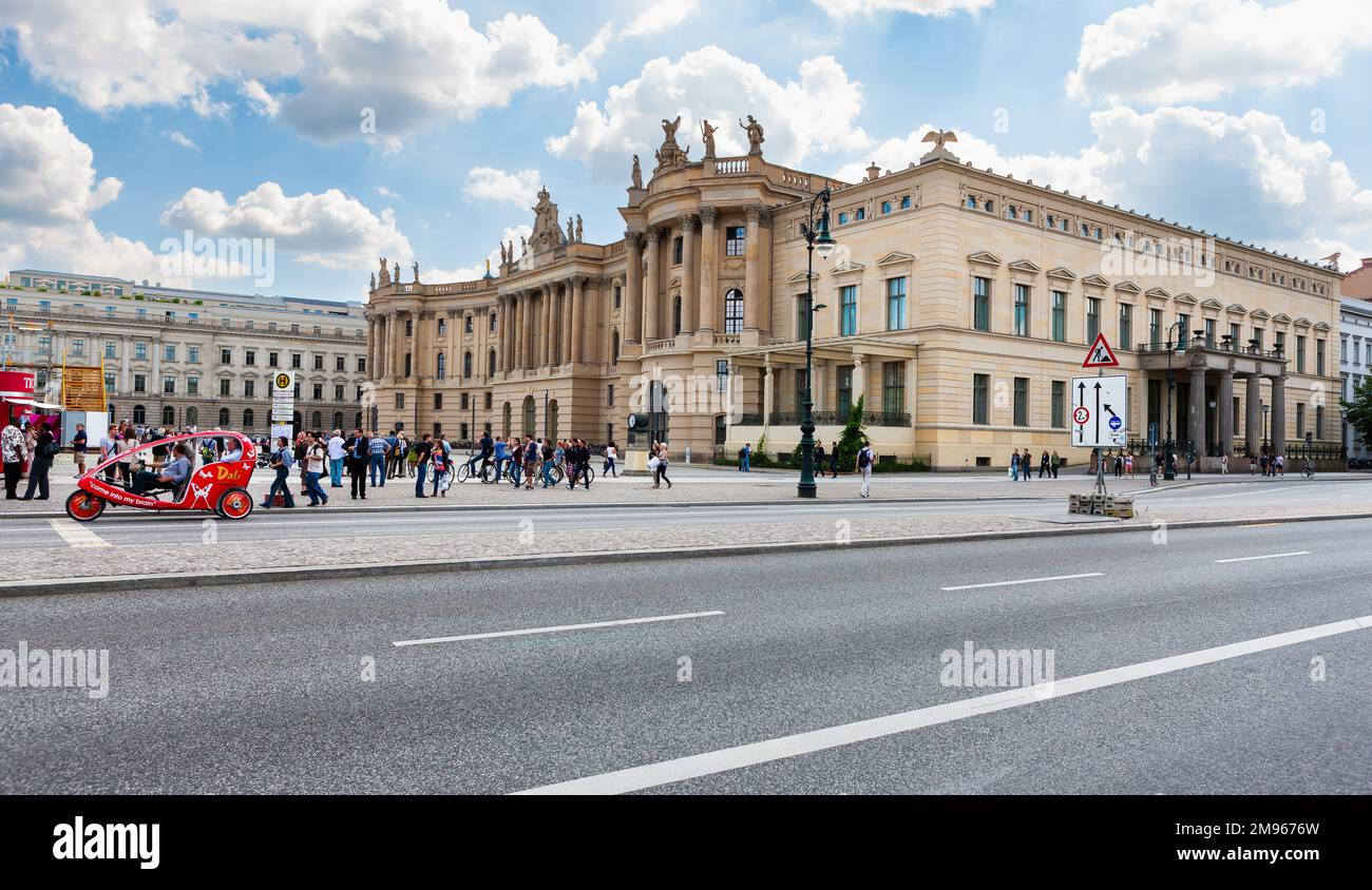 Berlin, Deutschland - 6. Juli 2011 : unter Den Linden (Straße) und Bebelplatz, großer öffentlicher Platz an der Humboldt-Universitätsrechtsfakultät. Standort von Nazi bo Stockfoto