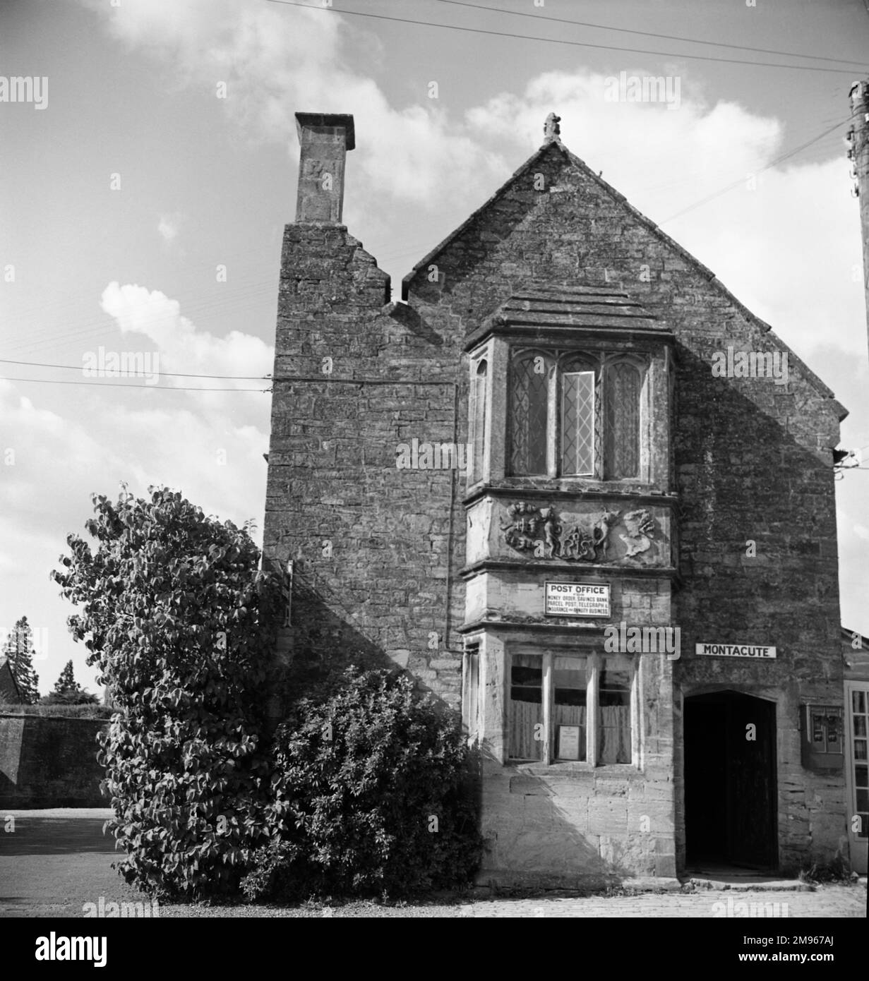 Ein Postamt in einem eleganten elisabethanischen Gebäude in Montacute, South Somerset. Foto von Norman Synge Waller Budd Stockfoto