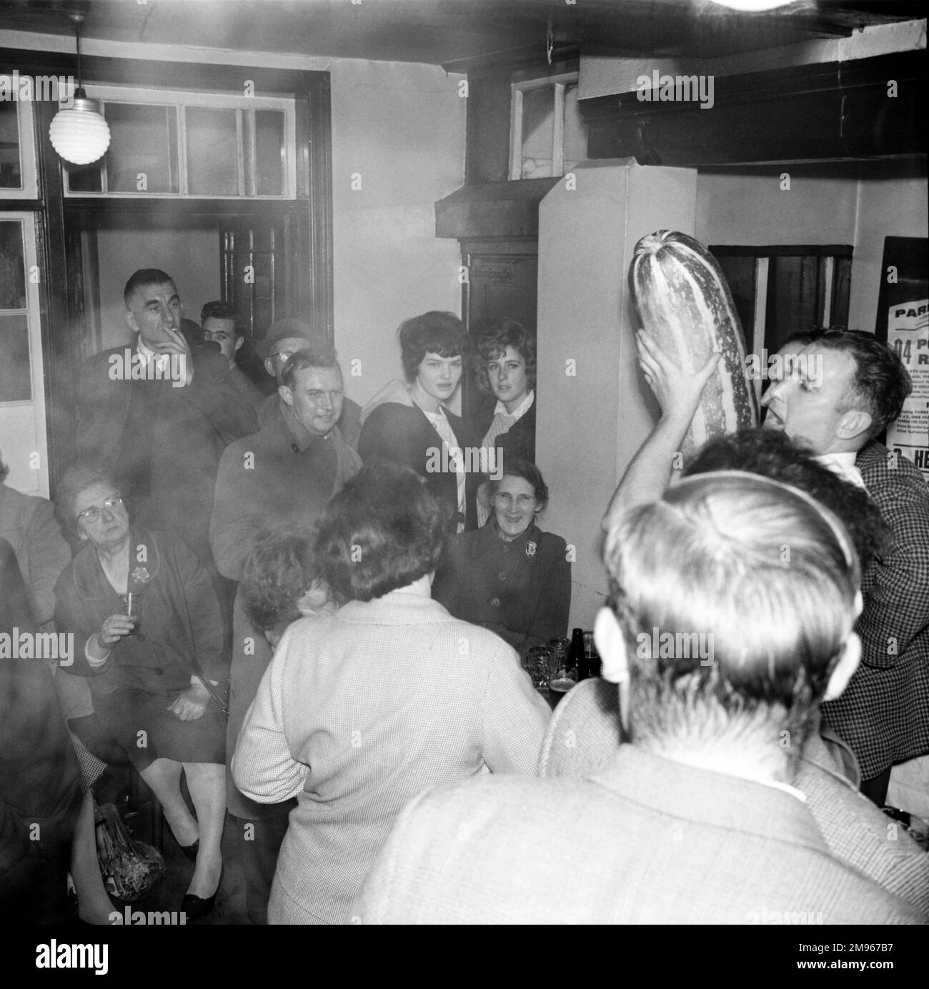 Erntefest im vollgepackten und eher rauchigen White Hart Pub in Worcestershire. Foto von Norman Synge Waller Budd Stockfoto