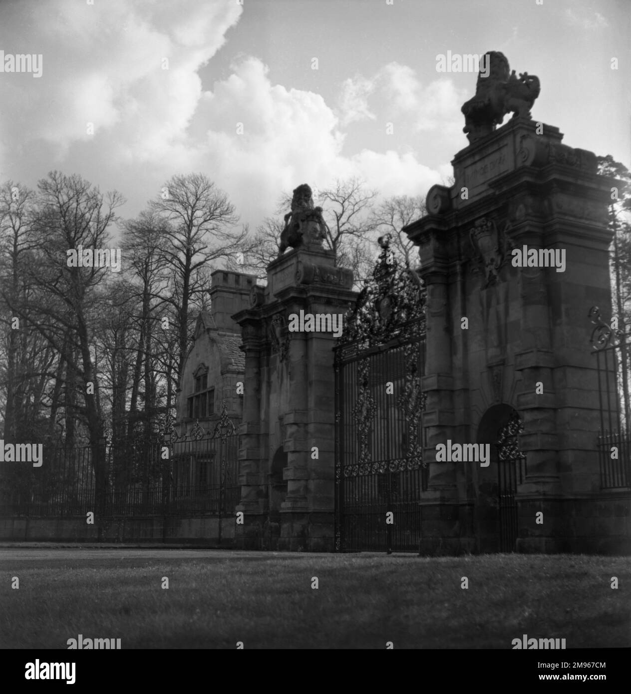 Der beeindruckende Eingang aus Stein zu einem großen Herrensitz oder Landhaus. Foto von Norman Synge Waller Budd Stockfoto