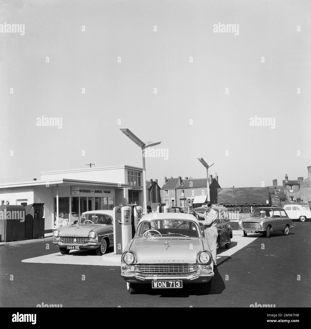 Autos tanken an einer Tankstelle. Foto von Norman Synge Waller Budd Stockfoto
