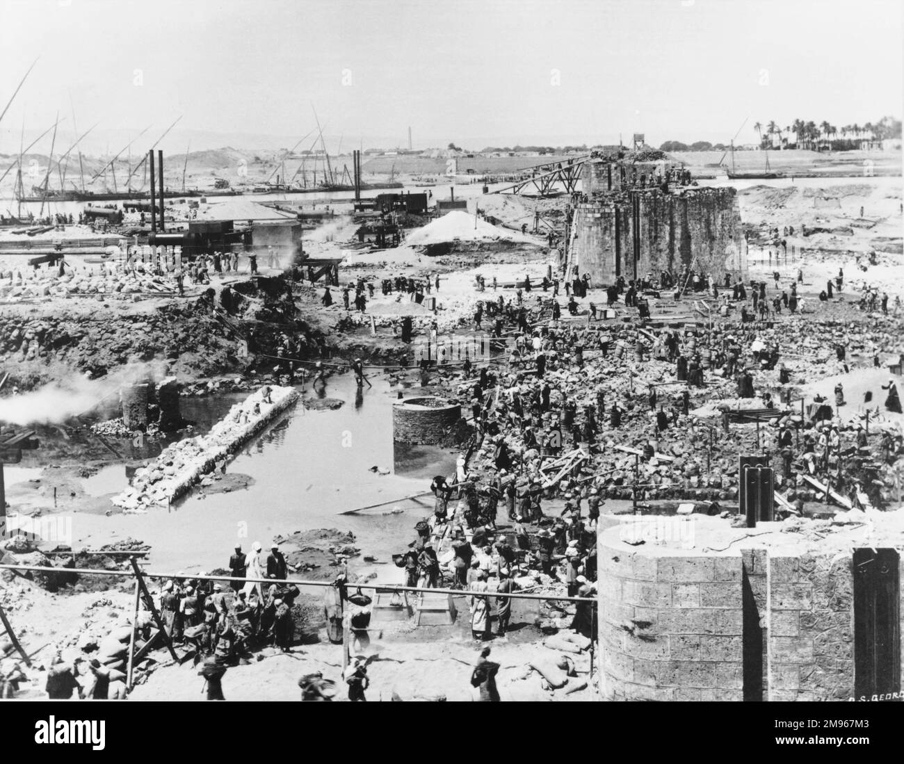 Fundamente und Mauerwerk im Bauprozess während des Baus des Assiut- oder Asyut-Barrage auf dem Nil in Ägypten, etwa 350 Meilen stromabwärts des ursprünglichen Assuan-Staudamms. Das Assiut Barrage wurde vom britischen Ingenieur Sir William Willcocks entworfen, um Wasser in Ägyptens größten Bewässerungskanal, den Ibrahimiya-Kanal, abzuleiten. Stockfoto