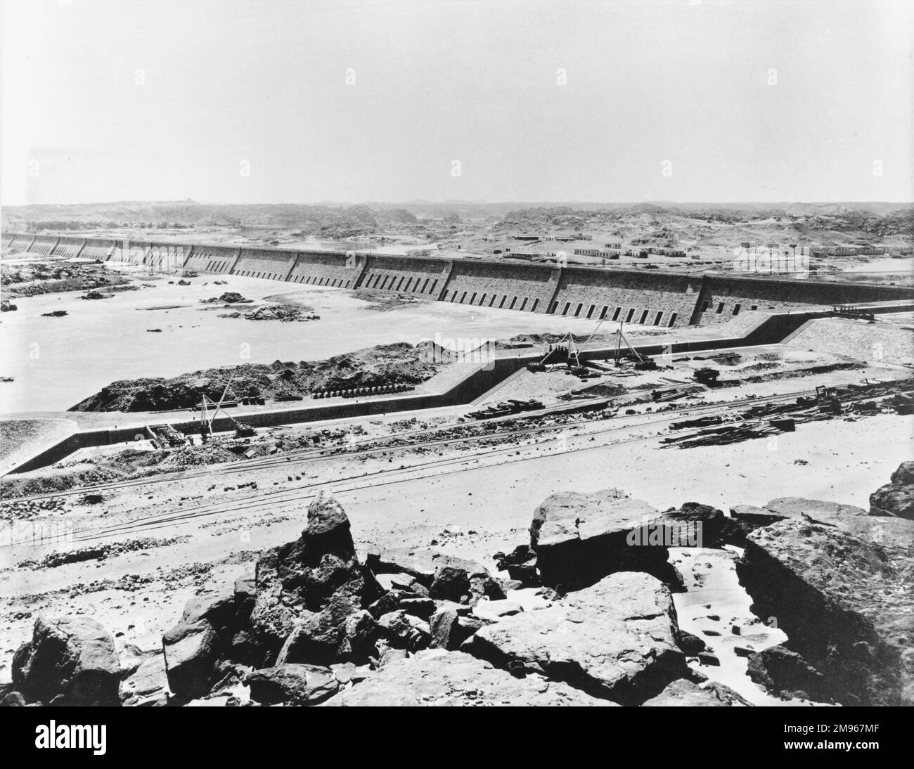 Blick aus der Vogelperspektive auf den Assuan-Staudamm und die Schleusen auf dem Nil in Ägypten. Stockfoto