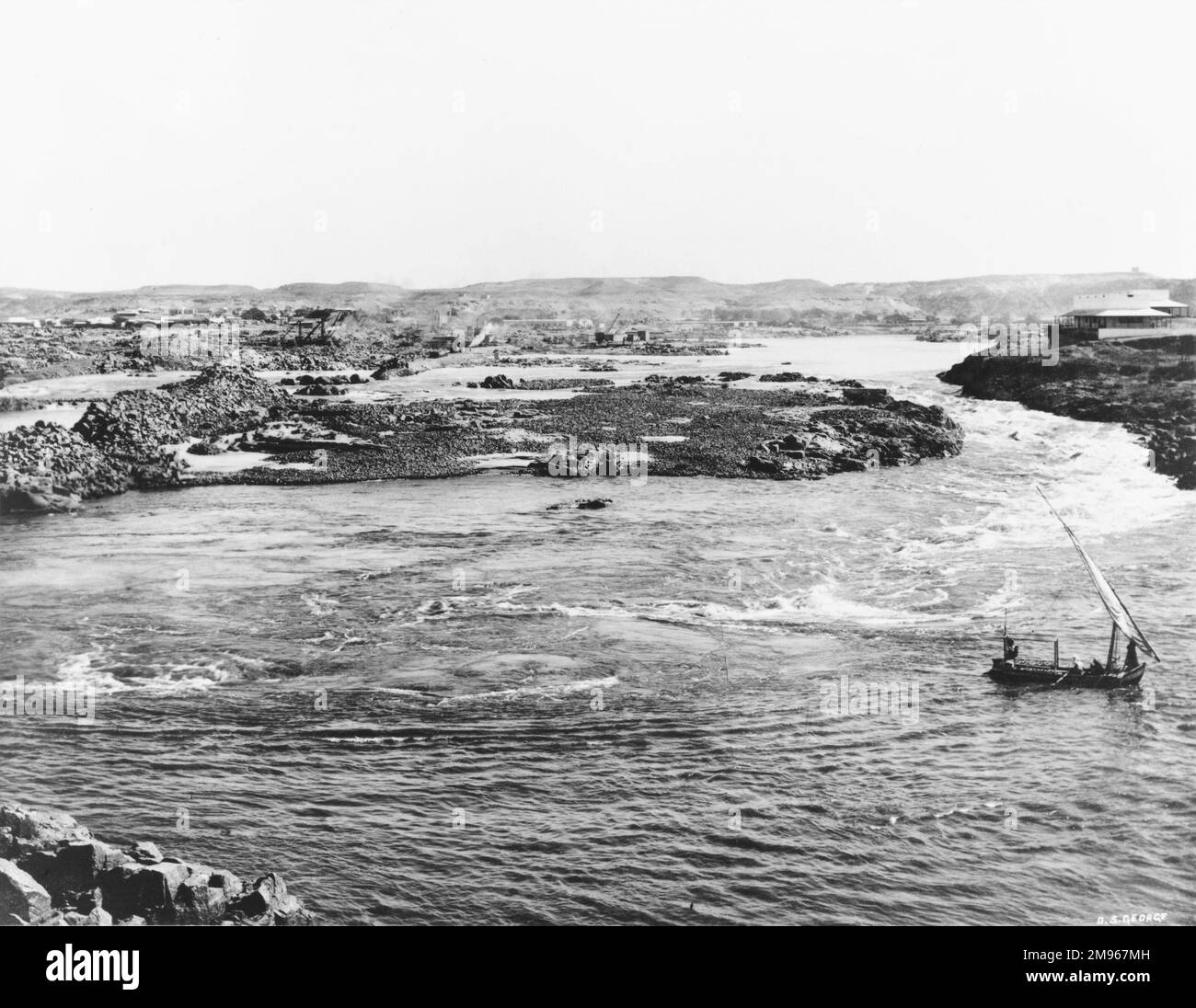Bau des Assuan-Staudamms am Nil in Agypten: Der westliche Ärmelkanal bei Beginn der Arbeiten. Stockfoto