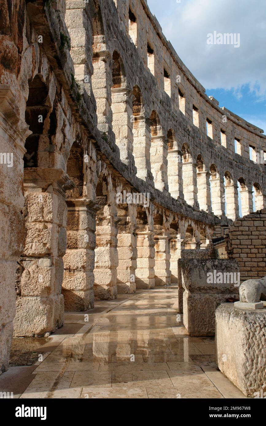 Innenansicht des römischen Amphitheaters in Pula an der Westküste Istriens, Kroatien. Es wurde im ersten Jahrhundert n. Chr. erbaut und ist das am besten erhaltene antike Denkmal in Kroatien. Es wird noch heute als Theater-, Film- und Konzertsaal genutzt und bietet Platz für etwa 5000 Personen. Stockfoto
