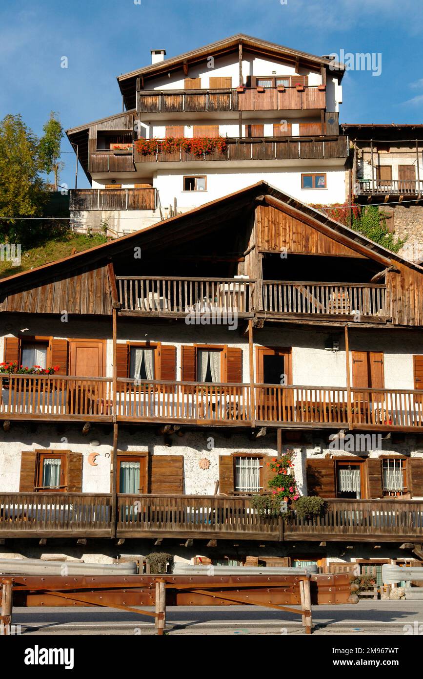 Traditionelle Häuser in der Provinz Trient (Trentino) in Norditalien. Stockfoto