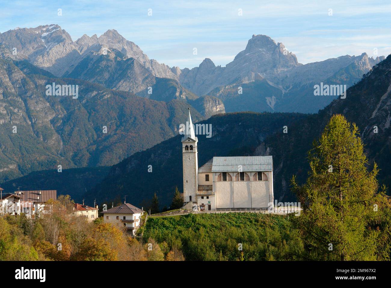 Eine Kirche in der Gemeinde Pieve di Cadore in der Provinz Trient (Trentino) in Norditalien. Stockfoto