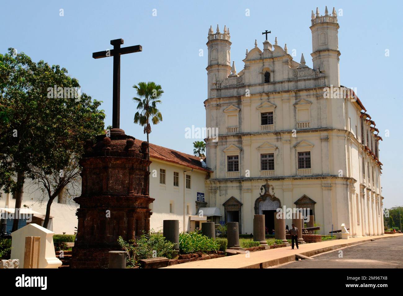 Die Kirche des Heiligen Franziskus von Assisi in Old Goa, Indien. Es wurde 1661 an der Stelle einer früheren Kirche erbaut. Heute beherbergt es ein archäologisches Museum. Stockfoto