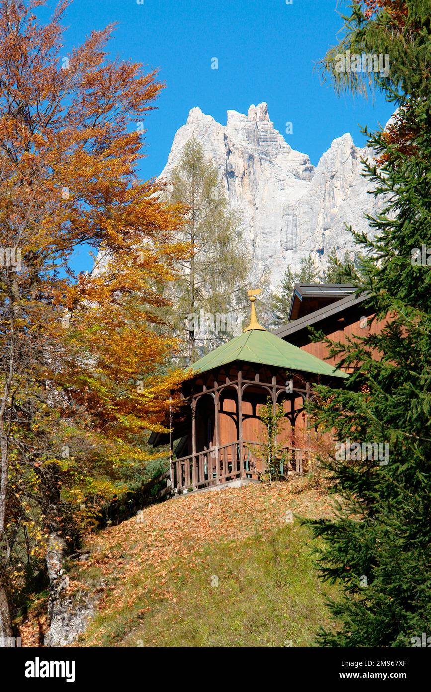 Blick in der Nähe von San Vito di Cadore, in der Provinz Trient (Trentino), in Norditalien, mit einem Pavillon im Vordergrund und einem alpinen Gebirgszug im Hintergrund. Stockfoto