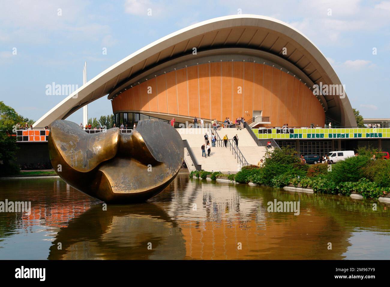 Das Kongresshaus (Haus der Kulturen der Welt), Deutschlands nationales Zentrum für zeitgenössische nichteuropäische Kunst, im Tiergarten, Berlin. Die Bewohner Berlins nannten es die Schwangere Auster (schwangere Auster). Die Bronzeskulptur auf dem Wasser im Vordergrund trägt den Titel „Big Butterfly“ und ist von Henry Moore. Stockfoto