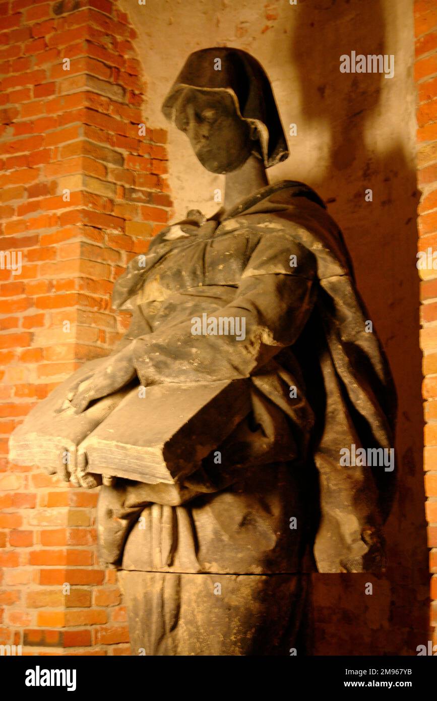 Eine Steinstatue mit dem Titel die Wahrheit, eines von zwei Originalen aus dem Jahr 1748, in einem Museum in Berlin. Die Figur hält ein offenes Buch und zeigt auf eine Seite. Stockfoto