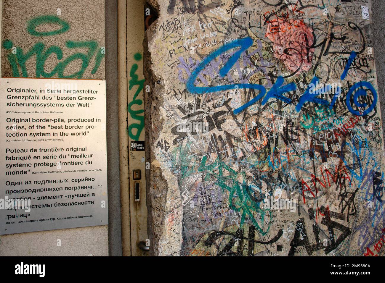 Teil der mit Graffiti bedeckten Berliner Mauer, ausgestellt im Checkpoint Charlie Museum in der Friedrichstraße, Berlin. Stockfoto