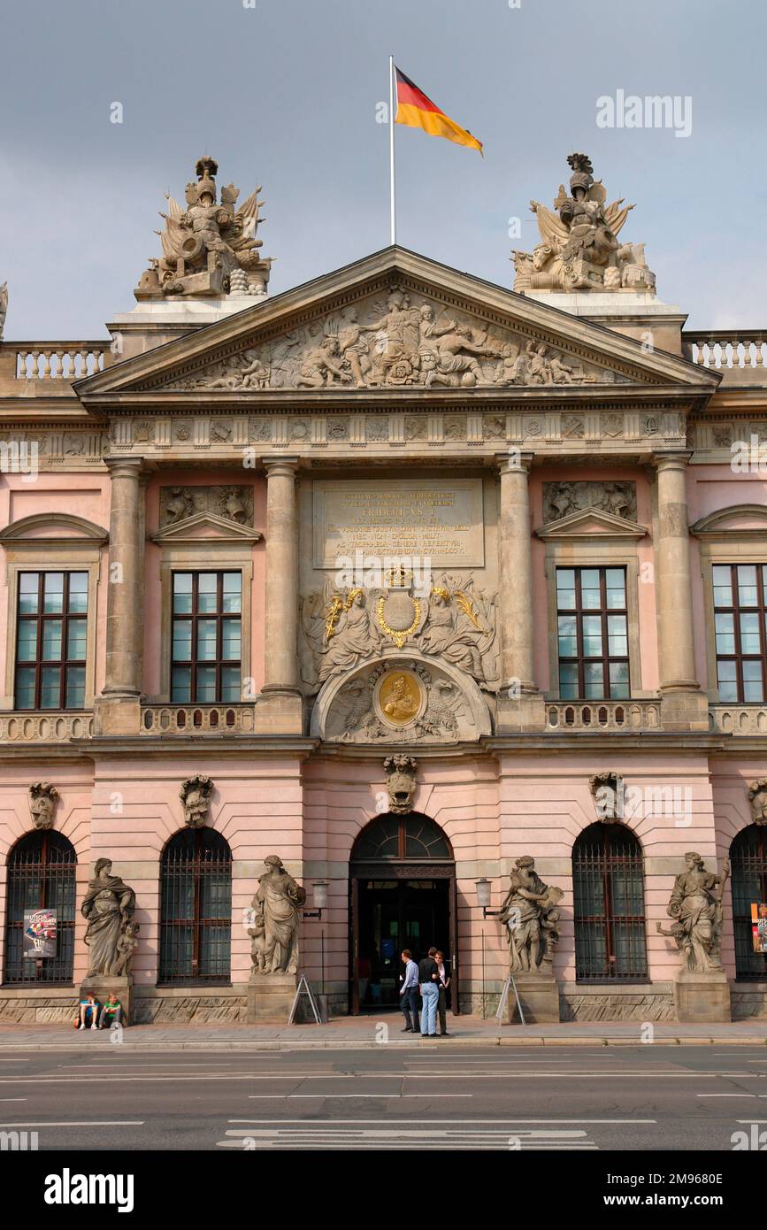 Das Zeughaus, unter den Linden, Berlin, Deutschland. 1730 im Barockstil fertiggestellt, wurde es ursprünglich als Arsenal genutzt. Es wurde 1875 zu einem Militärmuseum, dann wurde es nach Reparatur umfangreicher Schäden im Zweiten Weltkrieg wieder als Museum der deutschen Geschichte eröffnet. Heute beherbergt es das Deutsche Historische Museum. Stockfoto