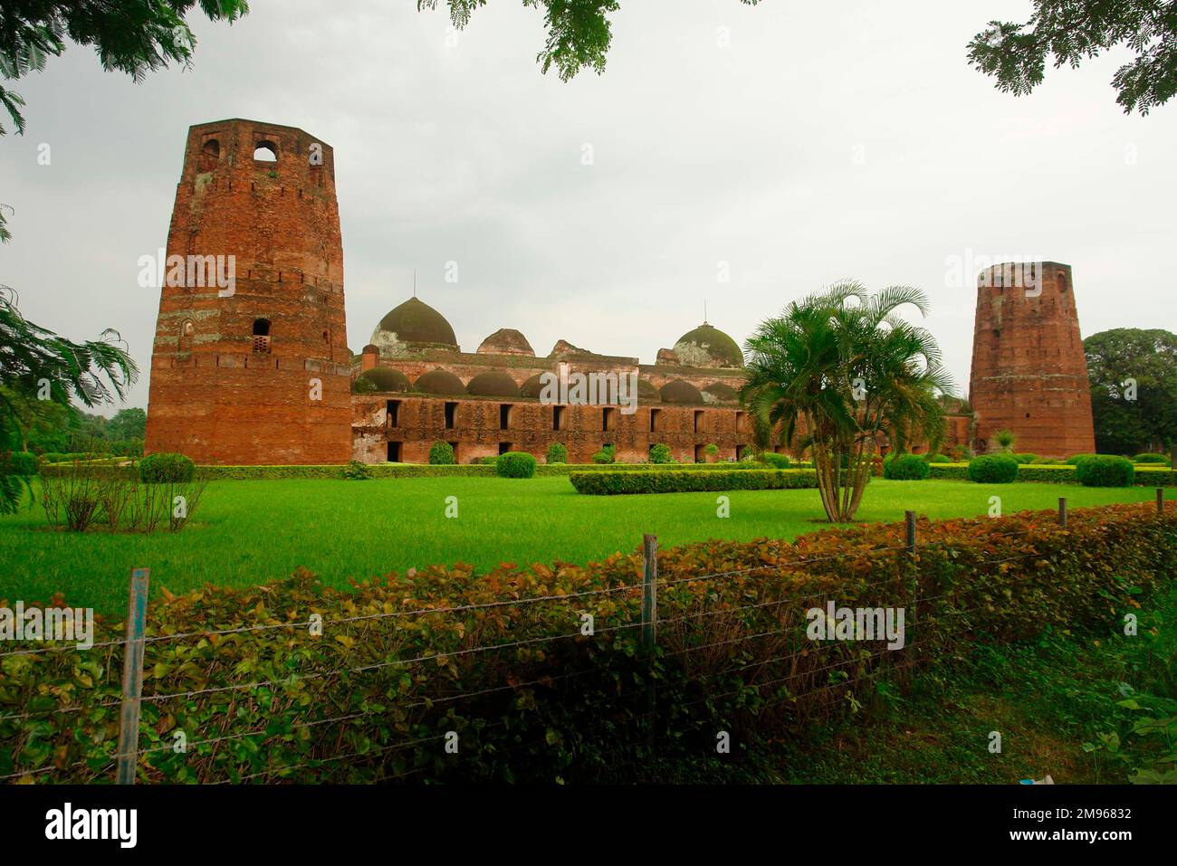 Ruinen der Katra-Moschee, einer Moschee mit fünf Kuppeln, die Anfang des 18. Jahrhunderts in Murshidabad, Westbengalen, Indien, erbaut wurde. Stockfoto
