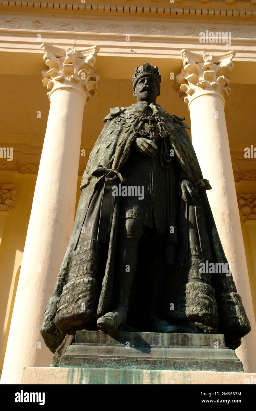 Die Statue von König George V. vor dem Tempel des Ruhms in Barrackpore, in der Nähe von Kalkutta, Indien. Der Tempel wurde Anfang des 19. Jahrhunderts zum Gedenken an 24 britische Offiziere erbaut, die im Einsatz starben. Die Statue ist eine spätere Ergänzung. Stockfoto