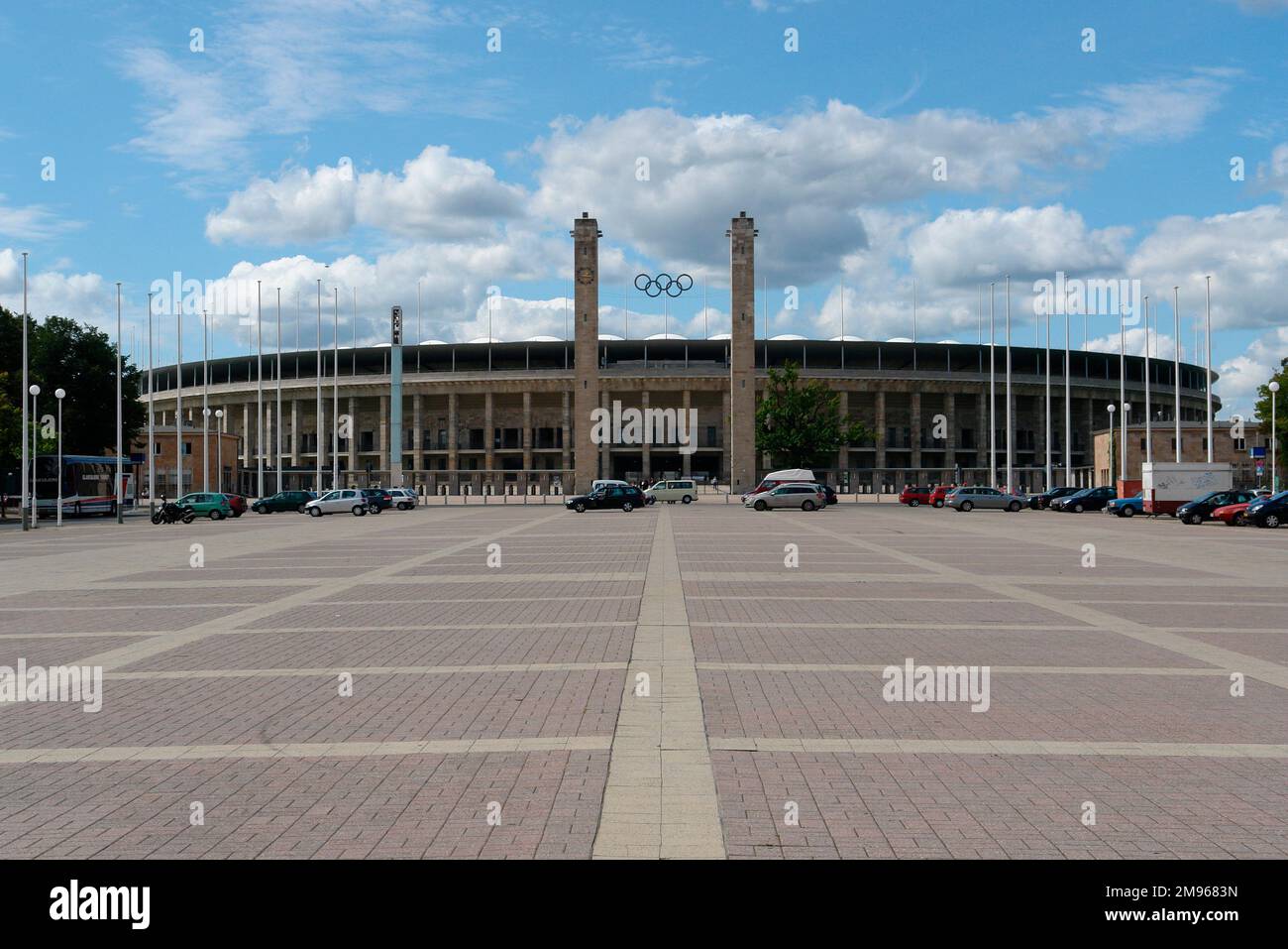 Das Olympiastadion, erbaut für die Olympischen Spiele 1936. Es ist seit vielen Jahren ein beliebter Fußballplatz und wurde einige Renovierungen durchlaufen. Stockfoto Das Olympiastadion, erbaut für die Olympischen Spiele 1936. Es ist seit vielen Jahren ein beliebter Fußballplatz und wurde einige Renovierungen durchlaufen. Stockfoto