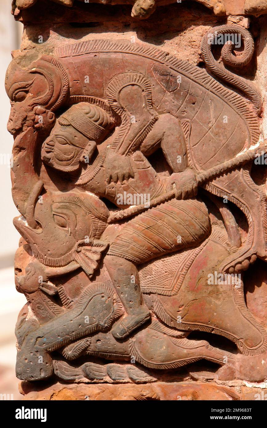 Details zu Terrakotta-Figuren auf dem Lalji-Tempel in Kalna, bekannt als Tempelstadt, in Westbengalen, Indien. Der Tempel wurde Mitte des 18. Jahrhunderts erbaut. Stockfoto