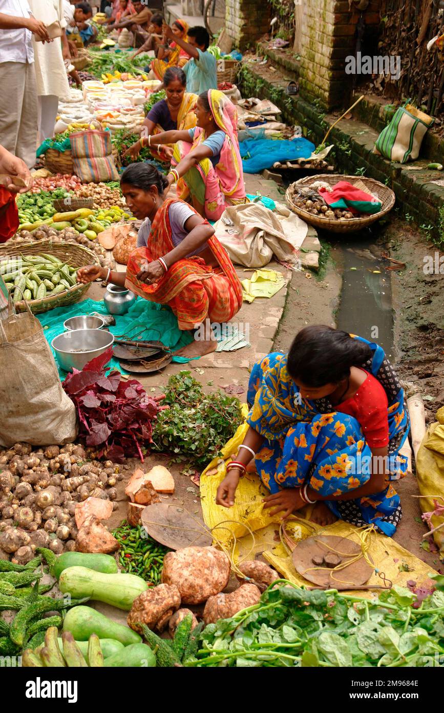 Ein Straßenmarkt mit Obst und Gemüse in Matiari, einem Dorf in Westbengalen, Indien. Stockfoto