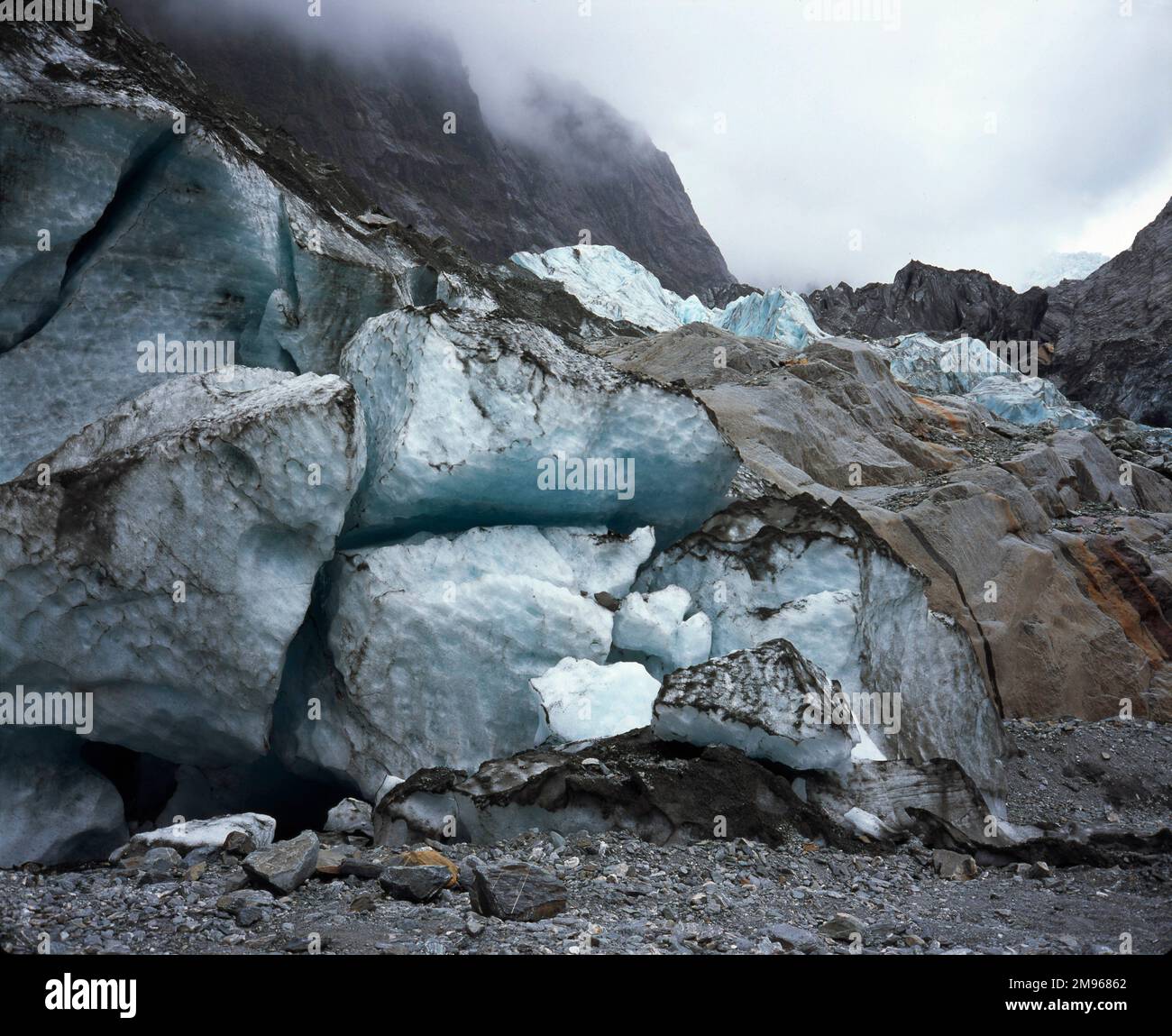 Blick auf Eis an der Zunge des Franz-Josef-Gletschers, Südinsel, Neuseeland. Der Gletscher ist 12 km lang und befindet sich im Westland-Nationalpark an der Westküste der Insel. Stockfoto