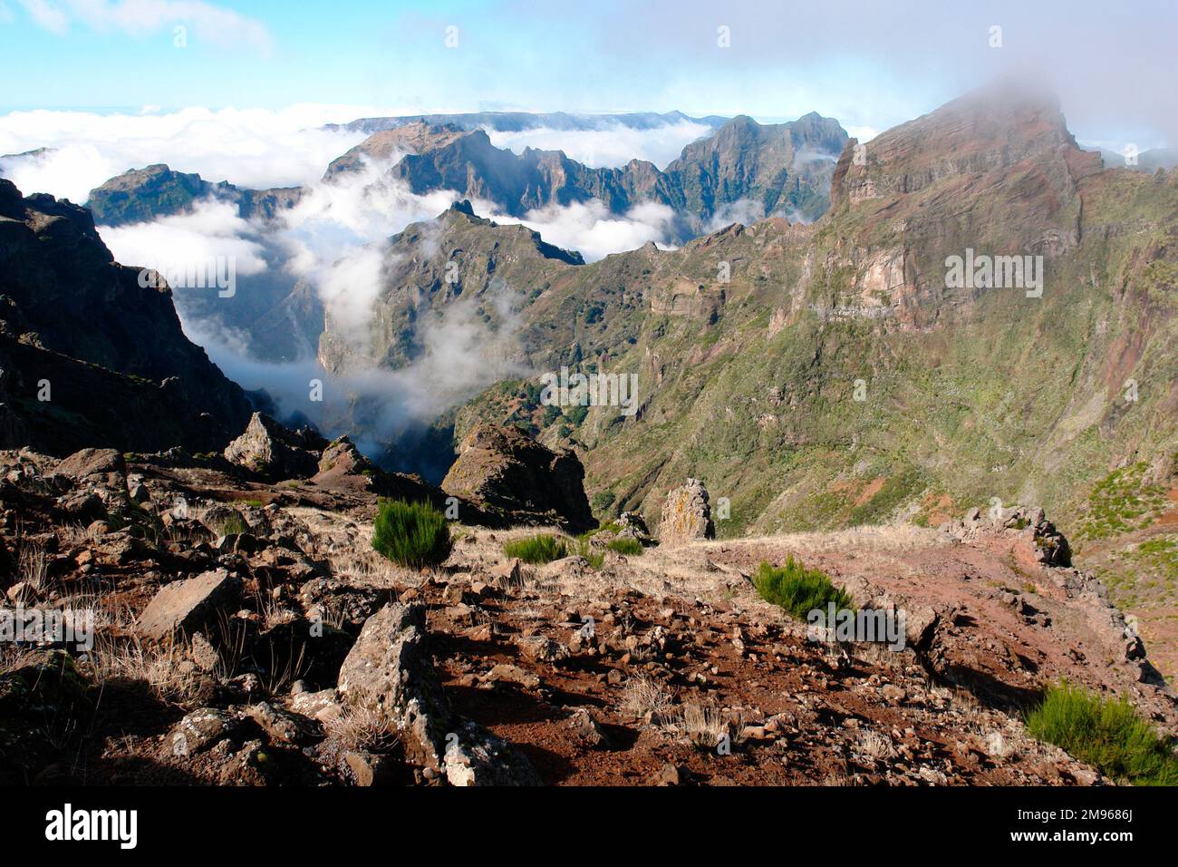 Blick vom Gipfel des Pico do Arieiro (Berg Arieiro), dem dritthöchsten Gipfel der Insel Madeira. Stockfoto