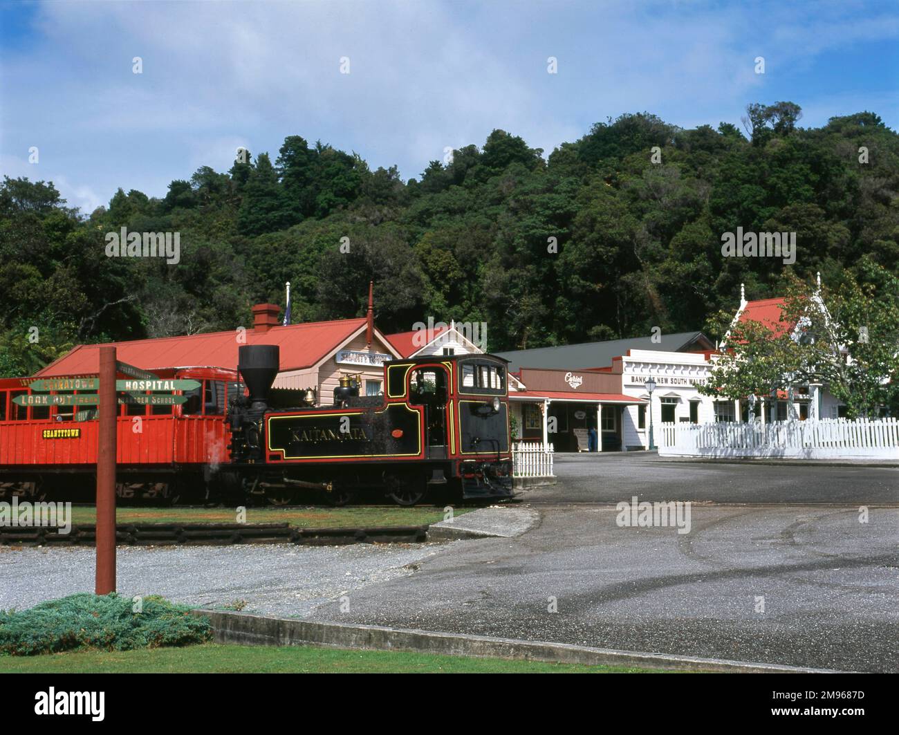 Ein historischer Zug und Gebäude in Shantytown, eine Nachbildung einer typischen Goldgräberstadt der Westküste aus den 1880er Jahren in der Nähe von Paroa, Greymouth, South Island, Neuseeland. Die Shantytown wurde 1971 erbaut und ist eine kommerzielle Touristenattraktion. Stockfoto