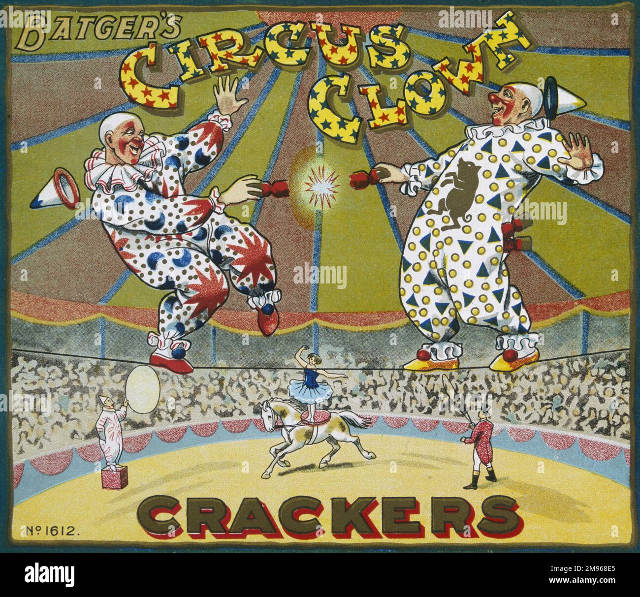 Label für eine Schachtel Batgers-Zirkus-Clown-Weihnachts-Cracker mit zwei waghalsigen Clowns, die einen Cracker hoch oben auf einem Drahtseil in einem Zirkustop ziehen. Stockfoto