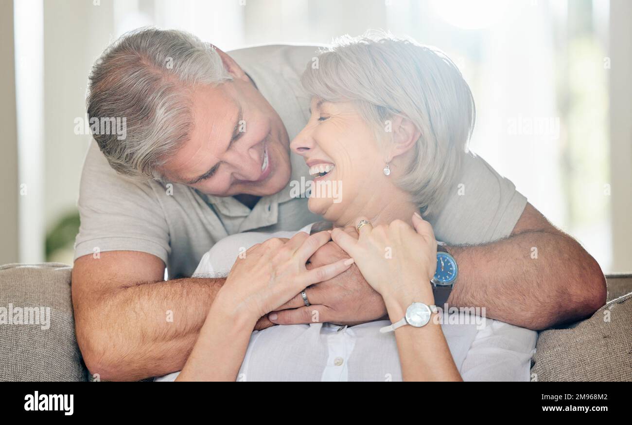 Eine Familie ist ein riskantes Unterfangen, aber es lohnt sich. Ein reifes Paar, das zu Hause auf der Couch sitzt. Stockfoto