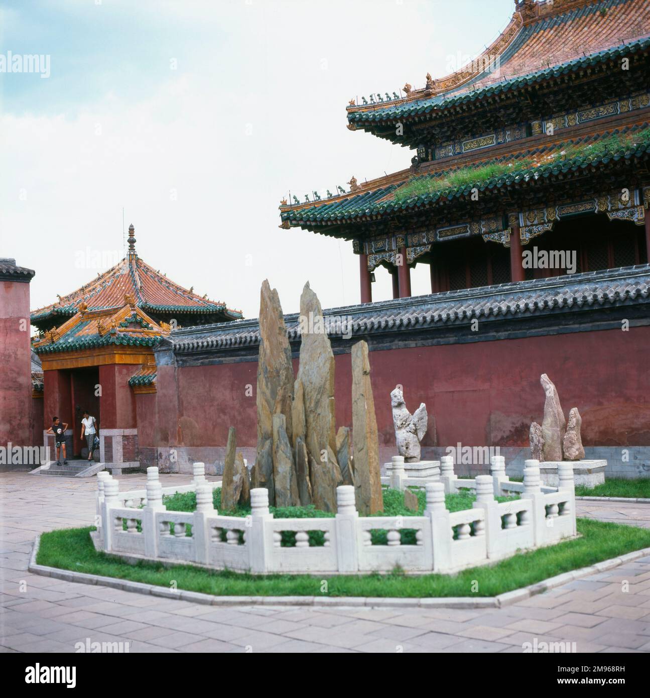 Teil des Kaiserpalastes in Shenyang, Provinz Liaoning, China. Der Bau begann 1625 unter Nurhachi und wurde 1636 von seinem Sohn Huang Taiji (Kaiser Taizong) fertiggestellt. 1986 wurde es zum Shenyang Palace Museum. Stockfoto