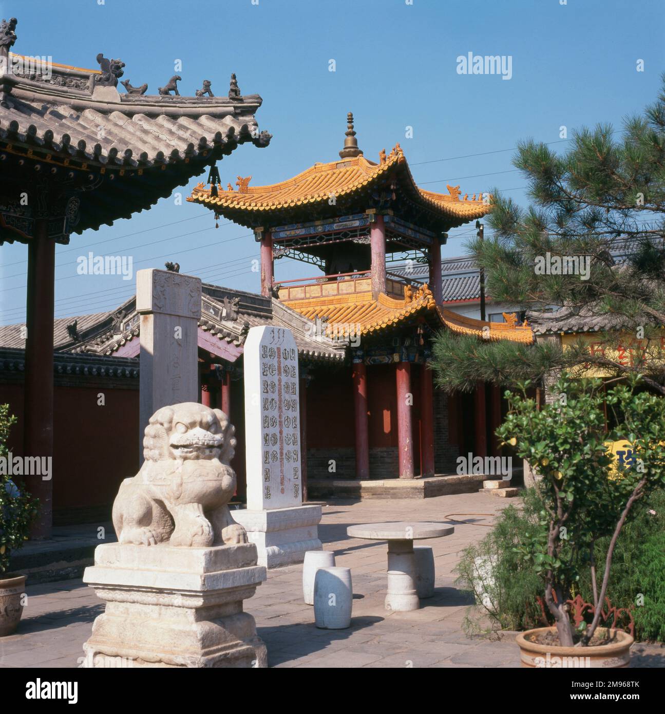 Teil des Da Zhao Tempels (bedeutet Infinite Temple), ein buddhistisches Kloster in Hohhot, der inneren Mongolei, in der Volksrepublik China. Hohhot ist die Hauptstadt der inneren Mongolischen Autonomen Region und dient als administratives, wirtschaftliches und kulturelles Zentrum der Region. Das Kloster selbst wurde 1579 während der Ming-Dynastie erbaut und ist ein Veranstaltungsort für buddhistische Festivals, die das ganze Jahr über stattfinden. Eine der Drachenskulpturen, die sich auf die mongolische Legende beziehen, ist auf diesem Foto zu sehen. Stockfoto