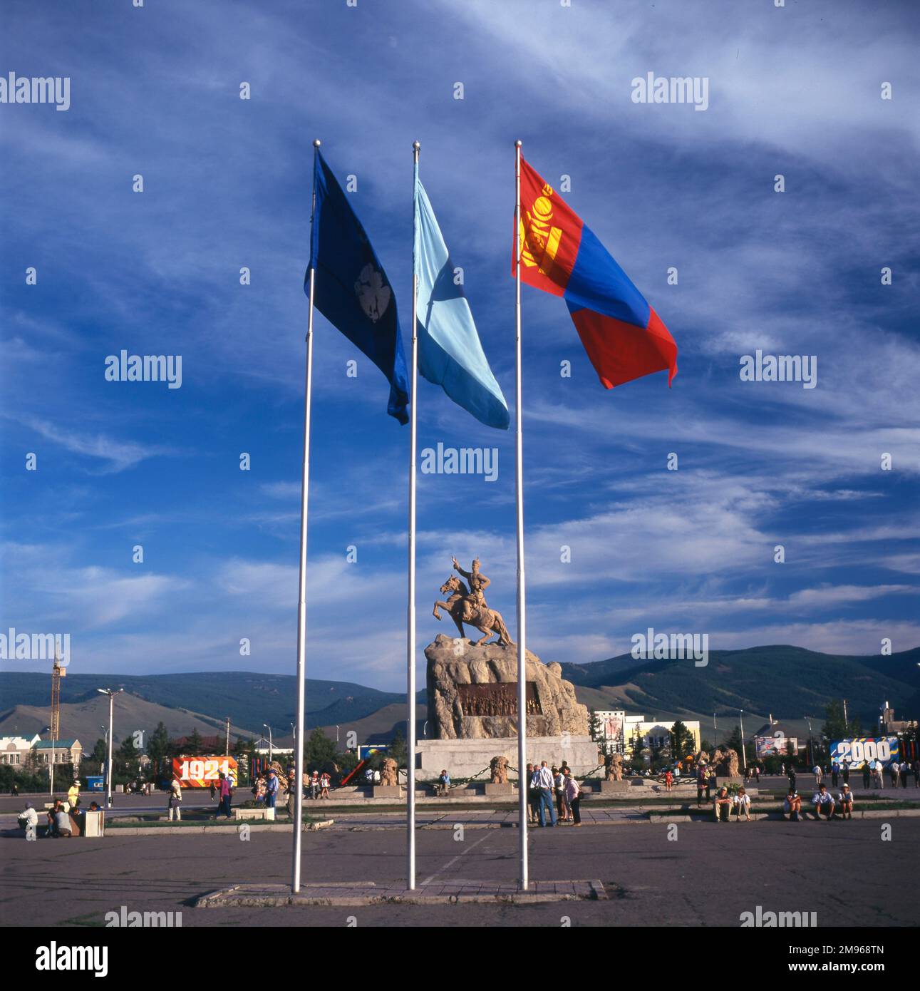 Drei Flaggen vor dem Denkmal von SUKE Baatar (der Nationalheld der Mongolei im Kampf um die Unabhängigkeit, Damdin Sukhbaatar, 1893-1923) auf dem Sukhbaatar-Platz in Ulaanbaatar (oder Ulan Bator), Hauptstadt der Mongolei. Stockfoto
