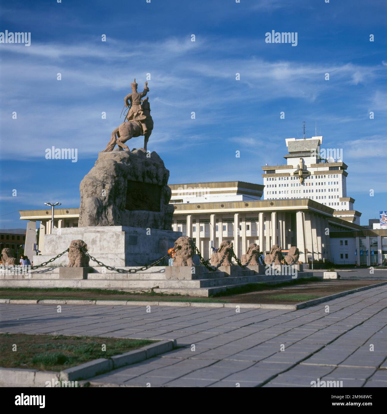 Blick auf das Denkmal des SUKE Baatar (der Nationalheld der Mongolei im Kampf um die Unabhängigkeit, Damdin Sukhbaatar, 1893-1923) auf dem Sukhbaatar-Platz, mit dem Kulturzentrum im Hintergrund, in Ulaanbaatar (oder Ulan Bator), der Hauptstadt der Mongolei. Stockfoto