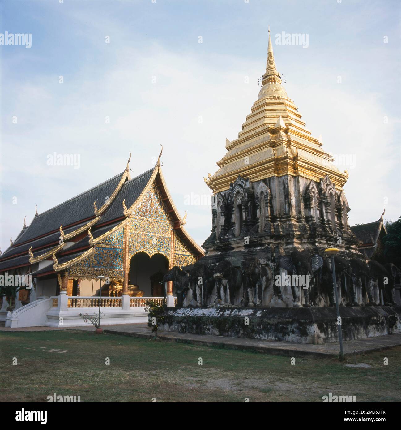 Blick auf zwei Gebäude des Wat Chiang man, dem ältesten Tempel in Chiang Mai, Thailand. Der Bau des Tempels begann Ende des 13. Oder frühen 14. Jahrhunderts. Stockfoto