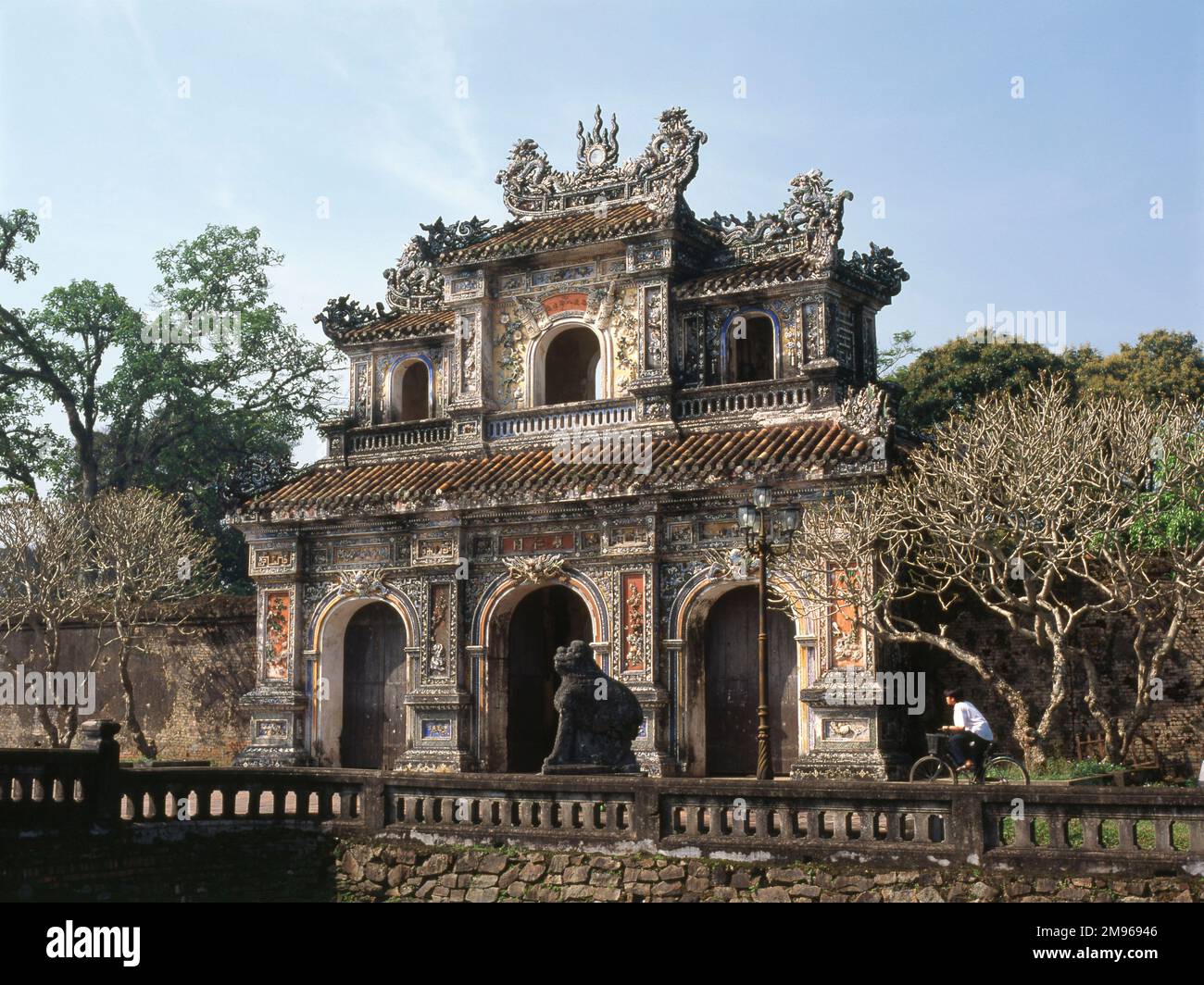 Blick auf das Hien-Nhon-Tor, Eingang zur ehemaligen kaiserlichen Stadt Hue in der Provinz Thua Thien Hue, Vietnam. Es wurde während der Tet-Offensive von 1968 beschädigt, wurde aber seitdem restauriert. Stockfoto