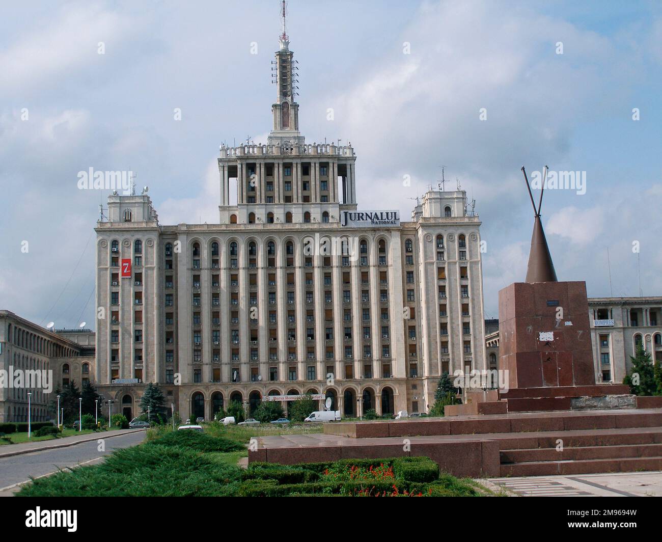 Blick auf das Haus der freien Presse (oder das Haus der Pressefreiheit) in Bukarest, Rumänien, Sitz verschiedener Zeitungen und Medienveröffentlichungen. Es wurde zwischen 1952 und 1956 erbaut. Stockfoto