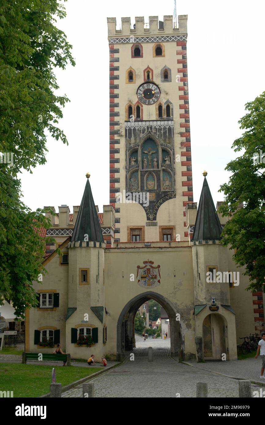 Blick auf das gotische Bayerische Tor, der 1425 erbaute Bayertor, am nördlichen Eingang der Stadt Landsberg am Lech, Bayern, Deutschland. Stockfoto