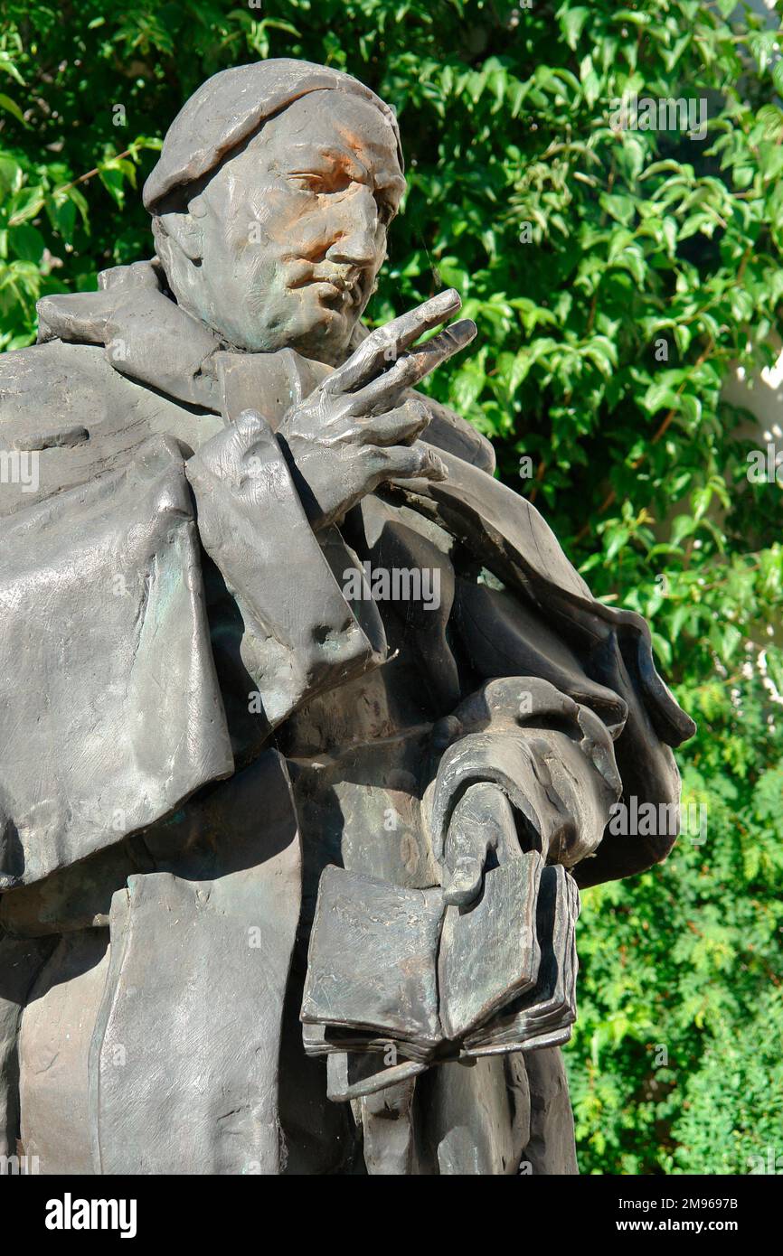 Blick auf die Statue von Bischof Johann Michael Sailer (1751-1832) in Dillingen an der Donau, Bayern. Er stieg aus bescheidenen Anfängen auf und wurde ein römisch-katholischer Bischof von Regensburg. Er verbrachte Zeit in Dillingen als Professor für Pastoraltheologie und Ethik. Stockfoto