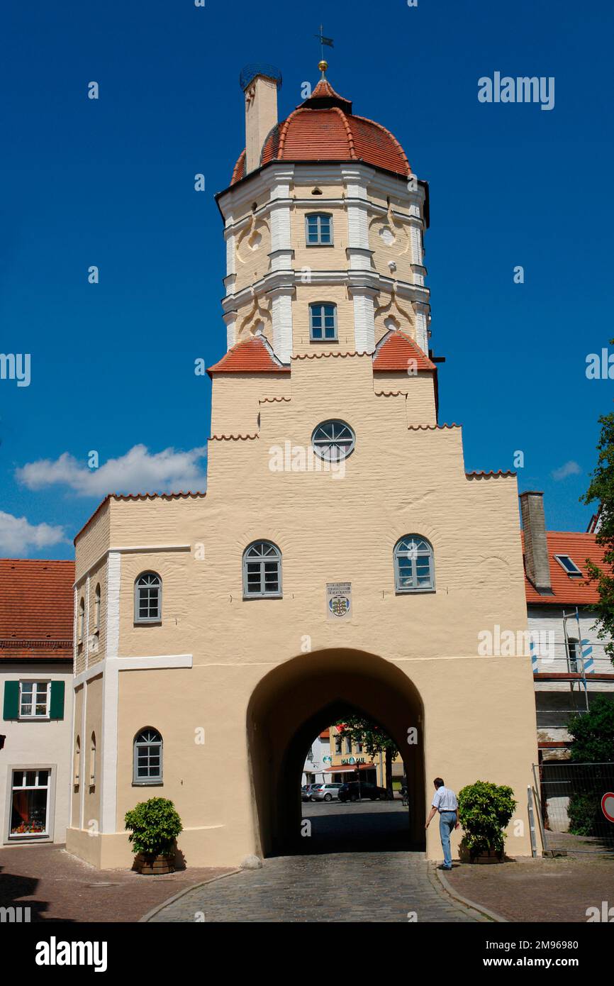 Blick auf das Altstadttor in Aichach, Bayern. Die Geschichte der Stadt reicht fast tausend Jahre zurück. Stockfoto