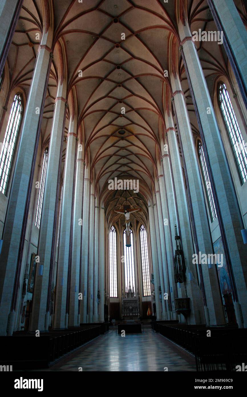 Das gotische Innere der mittelalterlichen St.-Martin-Kirche in Landshut, Niederbayern. Das Gebäude begann 1389 und dauerte über 100 Jahre – allein der Turm dauerte 55 Jahre, um ihn zu bauen, und es ist mit 130 Metern das höchste Ziegelgebäude der Welt. Die Kirche wurde schließlich 1500 eingeweiht. Stockfoto