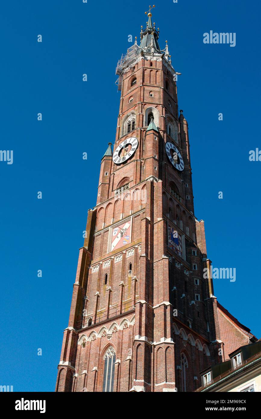 Blick auf den Turm der mittelalterlichen Kirche St. Martin in Landshut, Niederbayern. Das Gebäude begann 1389 und dauerte über 100 Jahre -- allein der Turm brauchte 55 Jahre, um ihn zu bauen. Es ist mit 130 Metern das höchste Ziegelgebäude der Welt. Die Kirche wurde schließlich 1500 eingeweiht. Stockfoto