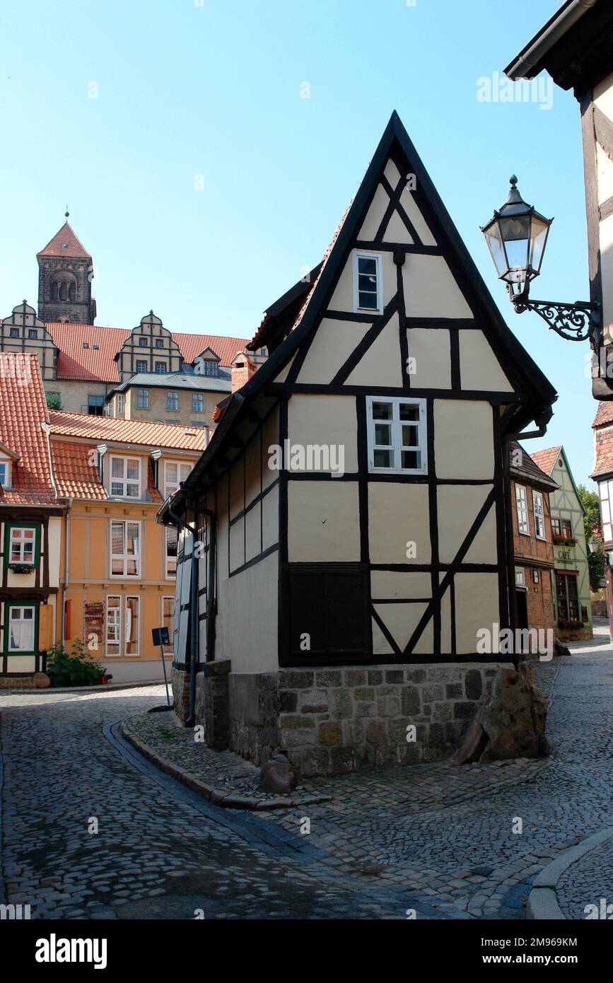 Blick auf ein altes, renoviertes Holzhaus im mittelalterlichen Teil der Stadt Quedlinburg, Sachsen-Anhalt, Deutschland. Stockfoto