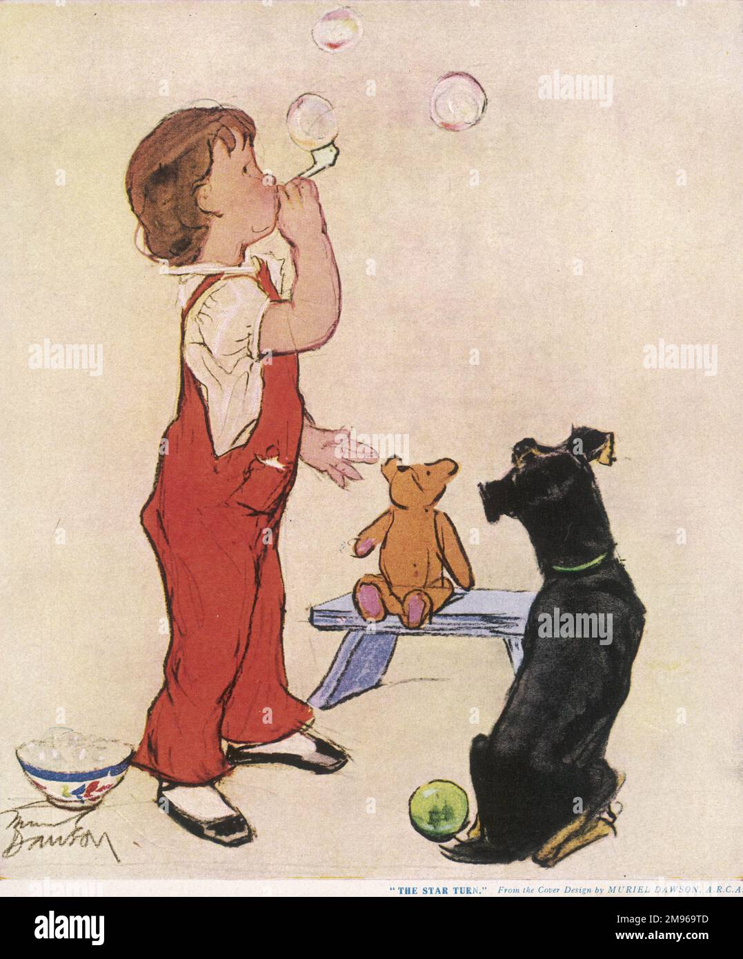 Ein kleines Kind in roter Latzhose bläst Blasen aus einer Blasenpfeife, die von einem Hund und einem Spielzeugteddybär mit Interesse beobachtet wird. Stockfoto