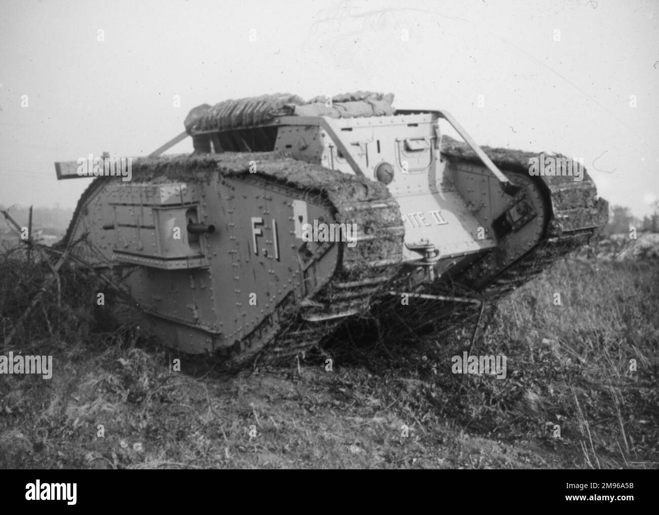 Ein gepanzerter Panzer, der während des Ersten Weltkriegs auf einem Schlachtfeld eine Barrikade durchbricht. Stockfoto