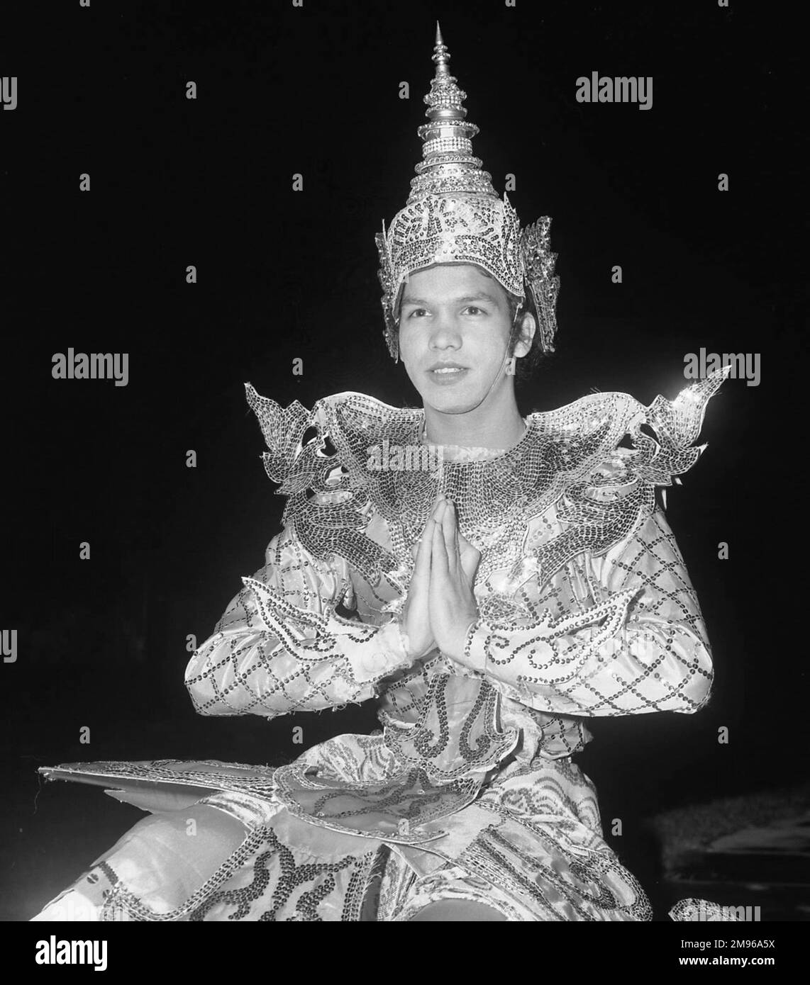 Ein burmesischer Solotänzer in seinem traditionellen Kostüm, der die Hände zusammenhält. Der Tanz hat uralte Ursprünge und ist mit chinesischen, indischen, indonesischen und thailändischen Stilen verbunden. Stockfoto