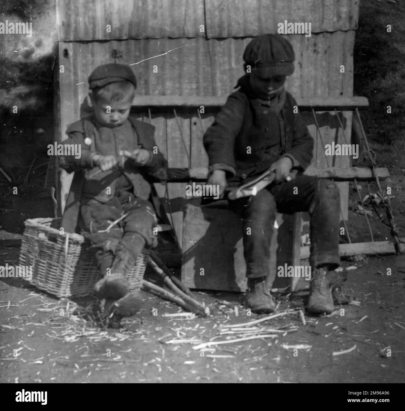 Zwei kleine Zigeuner, die Haken machen, in der Nähe von Pontypool, Südwales. Stockfoto