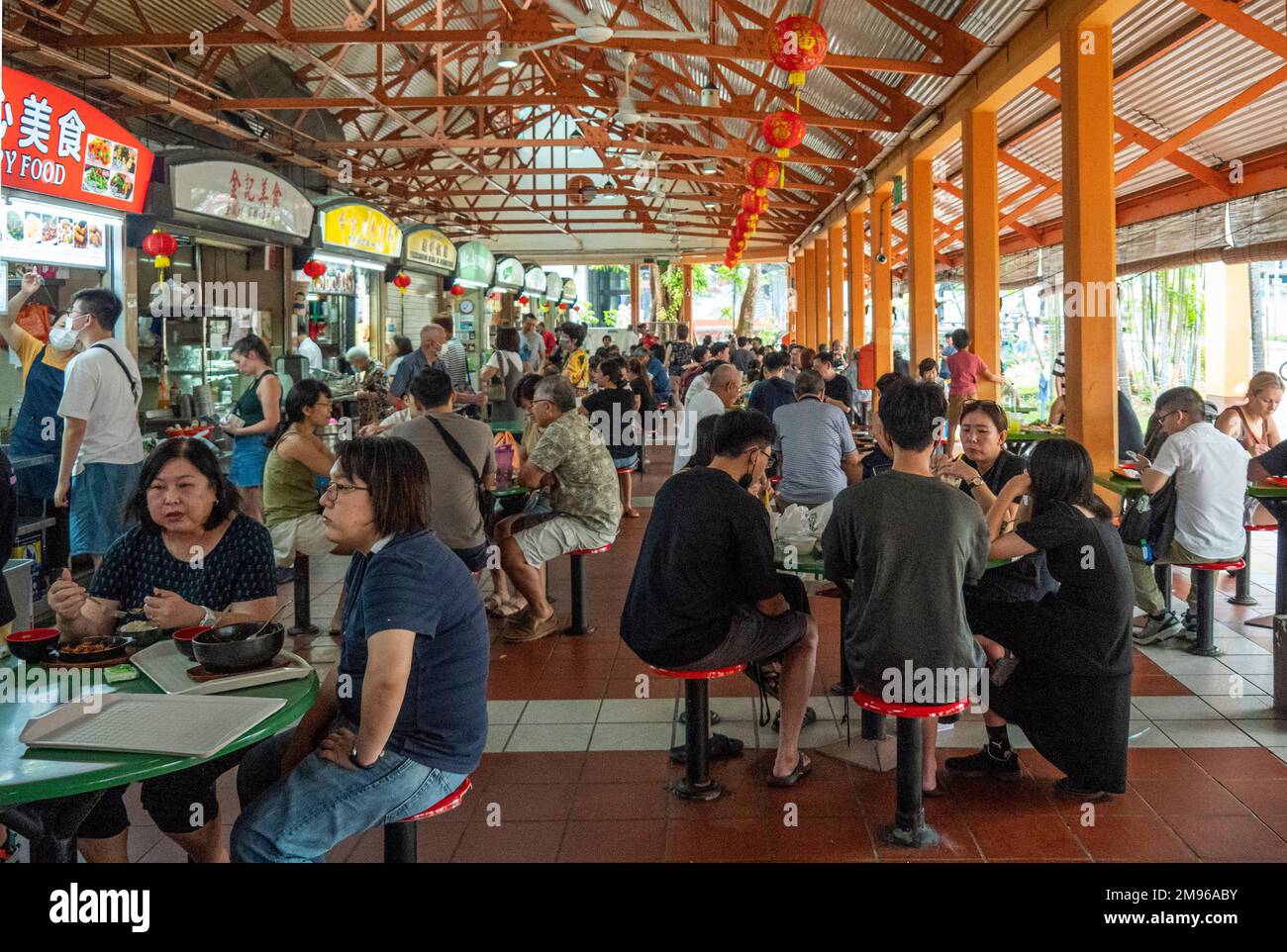 Maxwell Food Centre beschäftigt mit Leuten, die zu Mittag essen Tanjong Pagar Singapur Stockfoto