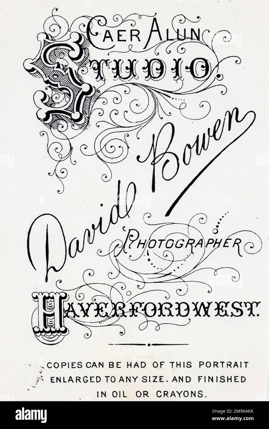 Ein typischer Fototräger, der für David Bowens Caer Alun Studio in Haverfordwest, Pembrokeshire, Dyfed, Südwales wirbt. Stockfoto
