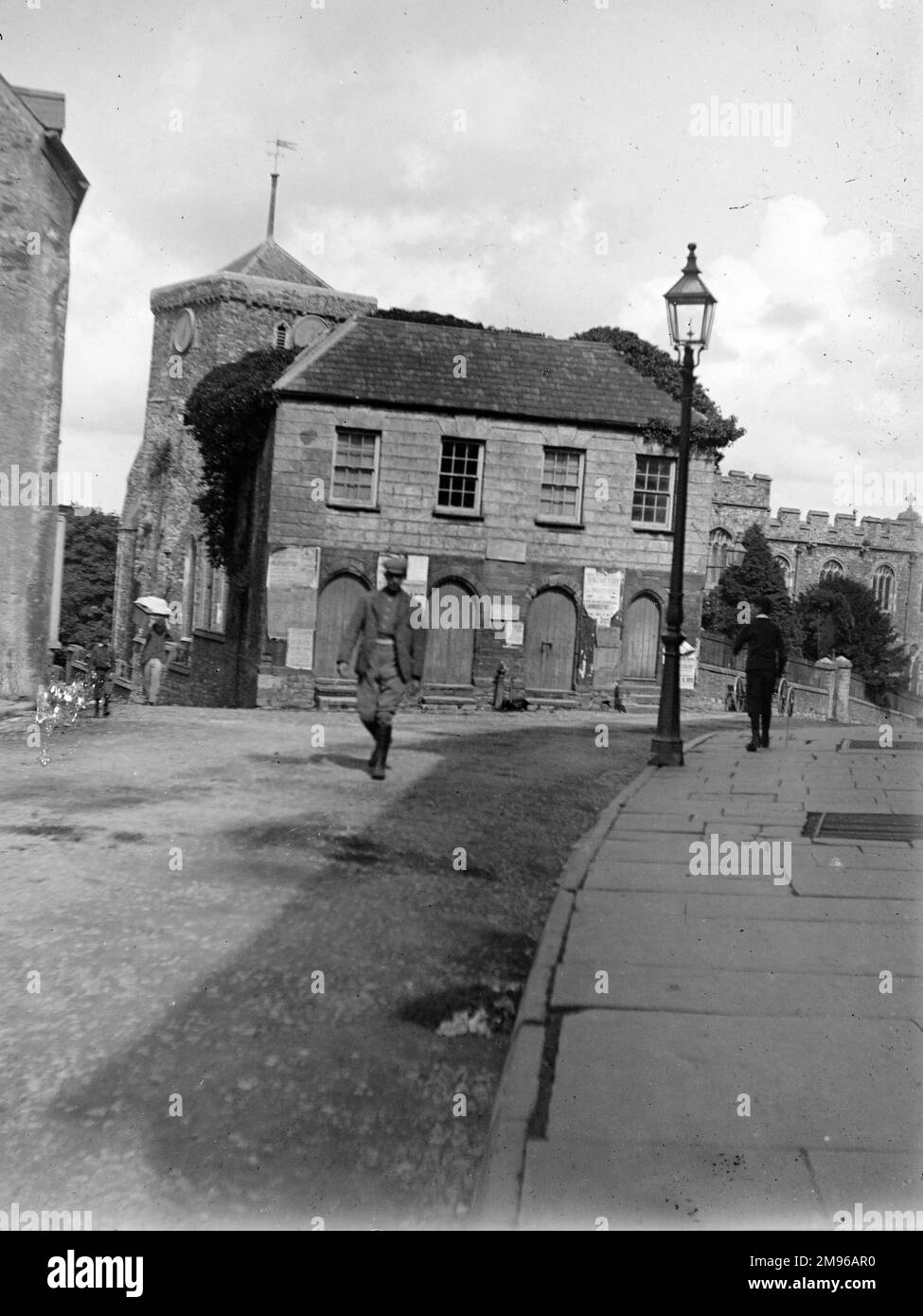 Blick auf den Fischmarkt und die St. Mary's Church, Haverfordwest, Pembrokeshire, Dyfed, Südwales. Ein Mann geht mitten auf der Straße, ohne Angst, überfahren zu werden. Stockfoto