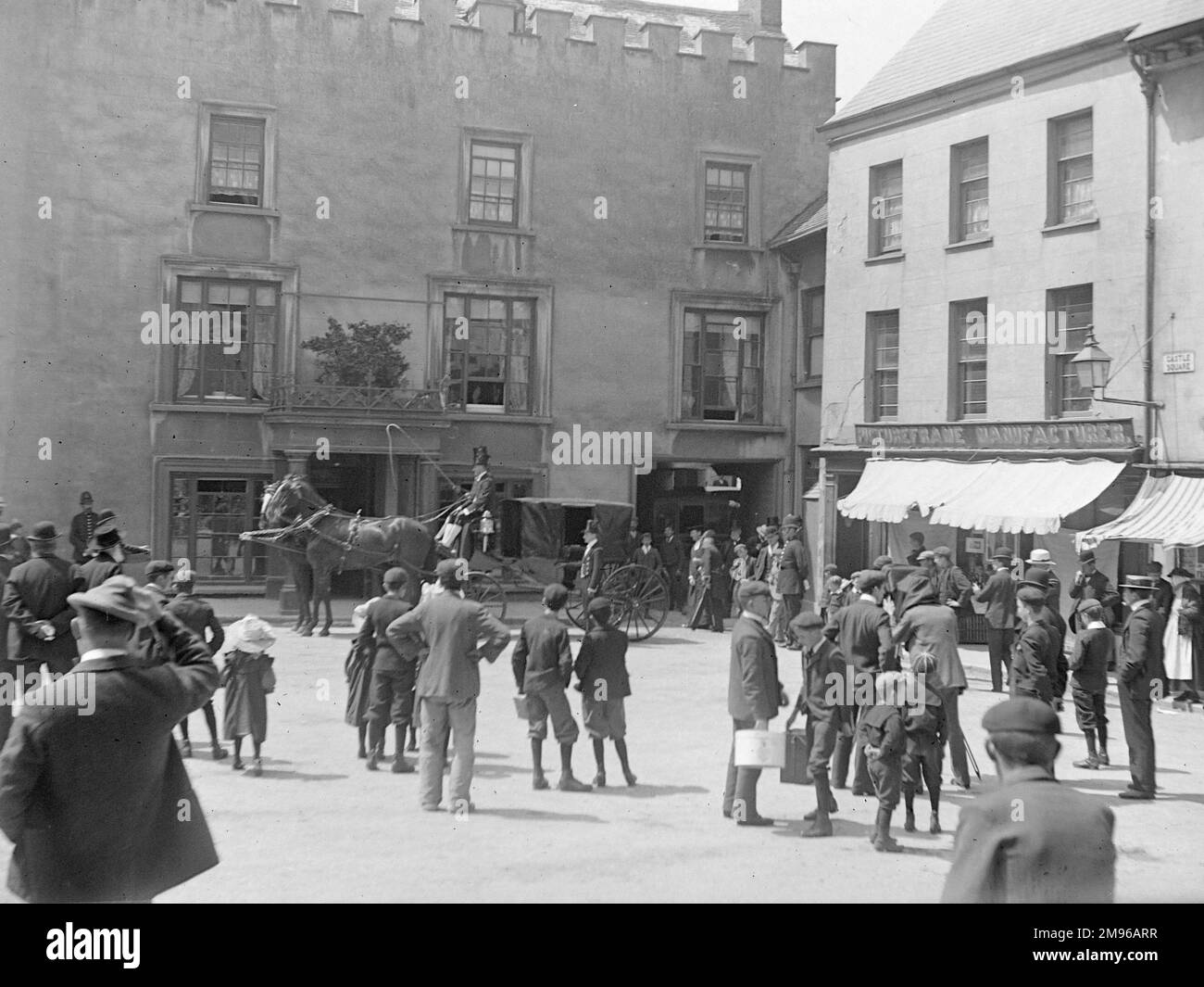 Eine Pferdekutsche eines Richters vor dem Castle Hotel in Castle Square, Haverfordwest, Pembrokeshire, Dyfed, Südwales. Die Stadtbewohner halten in ihren Spuren an, um zu sehen, was als nächstes passiert. Stockfoto
