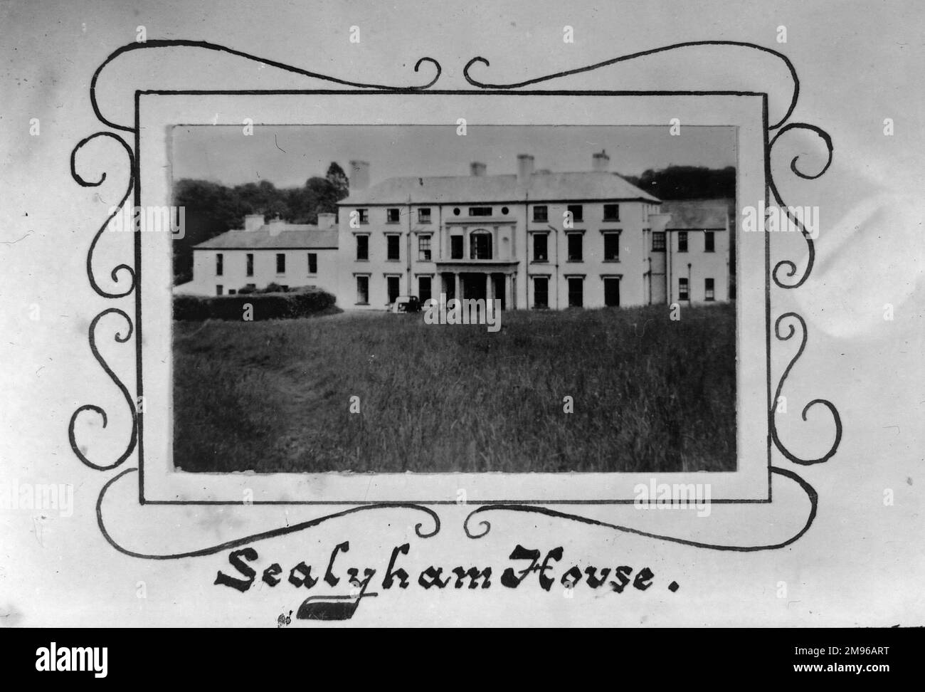 Blick auf Sealyham House oder Mansion, ein georgianisches Landhaus in der Nähe von Little Newcastle, Pembrokeshire, Dyfed, Südwales. Es diente von 1923 bis 1966 als TB-Sanatorium und ist heute ein Kindersportzentrum. Es war einst die Heimat der Edwardes-Familie -- der Sealyham Terrier wurde hier im 19. Jahrhundert von Captain John Owen Tucker-Edwardes entwickelt, als ein rohhaariger Terrier für die Schädlingsbekämpfung. Stockfoto