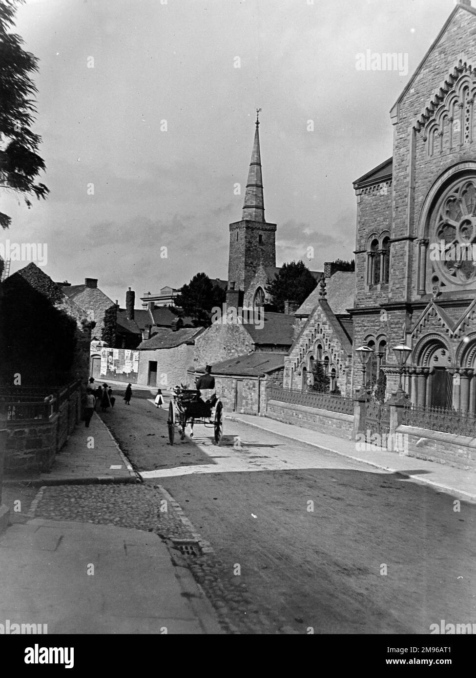 Blick auf die Barn Street in Haverfordwest, Pembrokeshire, Dyfed, South Wales. Ein Pferdewagen fährt an verschiedenen Kapellen auf der rechten Seite vorbei. Stockfoto